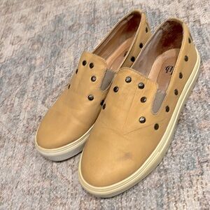 Luxe de Leon leather shoes with metal studs